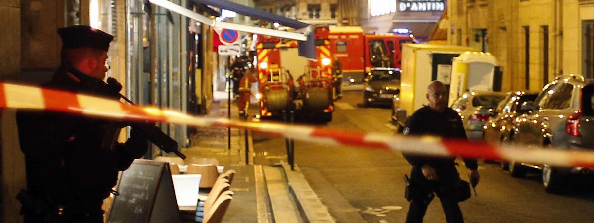 Des agents de la police après l\'attaque au couteau survenue dans le quartier de l\'Opéra, dans le 2e arrondissement de Paris, le 12 mai 2018. 