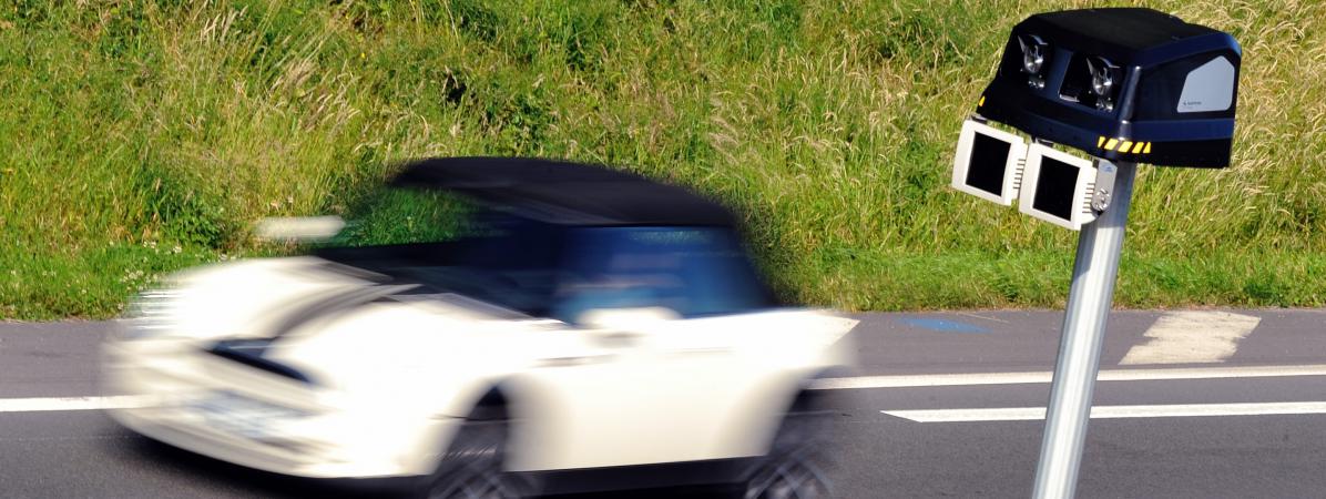 Un automobiliste passe devant un radar automatique, le 23 juin 2014 à Englos (Nord).