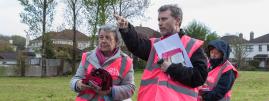 Des militants anti-avortement participent à une action de porte-à-porte dans un quartier de&nbsp;Galway (Irlande), le 3 mai 2018.&nbsp;