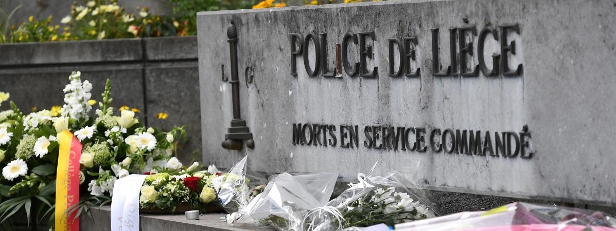 Des fleurs sont déposées devant le commissariat de Liège (Belgique), en hommage aux trois victimes d\'une attaque terroriste, le 30 mai 2018.