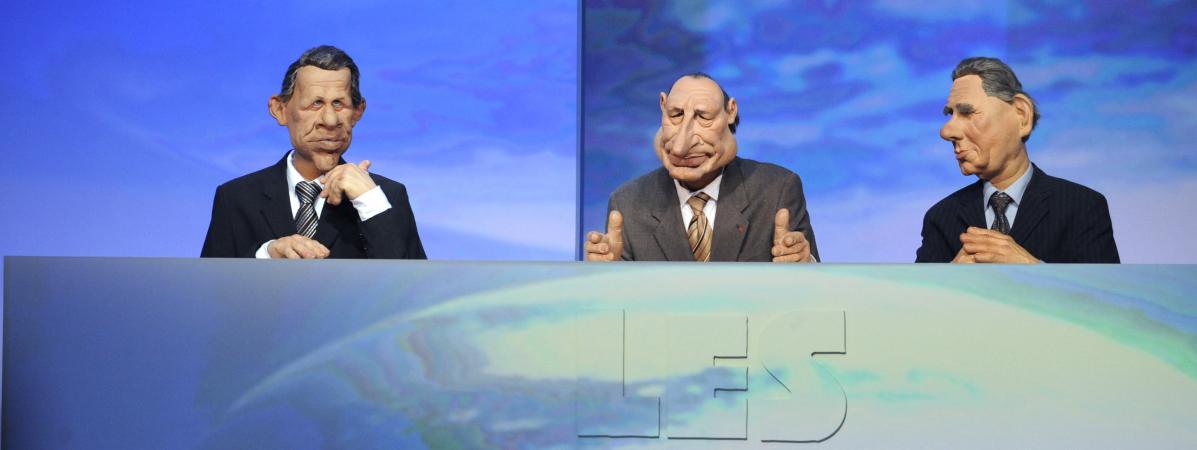 Les marionnettes des \"Guignols de l\'info\" sont manipulées, le 16 mars 2009, sur le plateau du \"Grand journal\", à Paris.