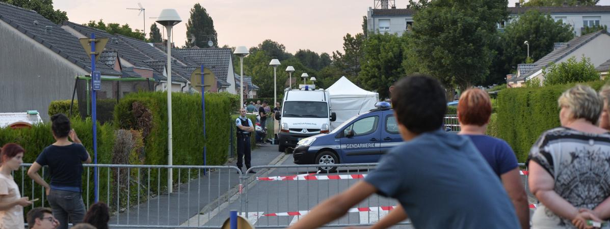 La police se trouve devant le domicile d\'un suspect du meurtre de&nbsp;Kévin à&nbsp;Mourmelon-le-Grand (Marne), le 4 juin 2018.