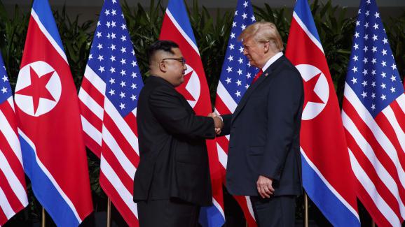 Donald Trump et Kim Jong-un sur l\'île de Sentosa à Singapour, le 12 juin 2018.&nbsp;