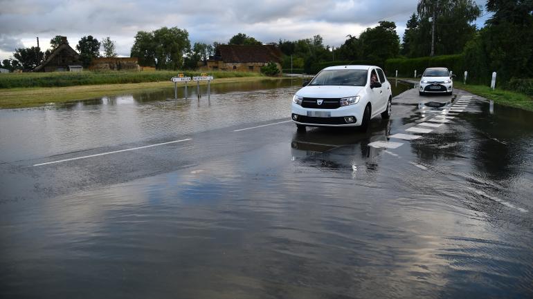 Une route inondée à cause des pluies d\'orages, le 11 juin 2018, à&nbsp;Tennie (Sarthe).