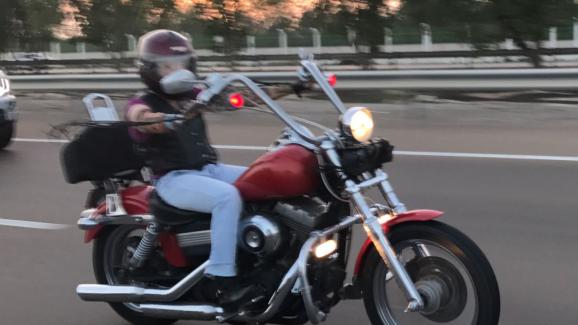 Elena Bukaryeva, 39 ans, au volant de sa Harley Davidson.&nbsp;