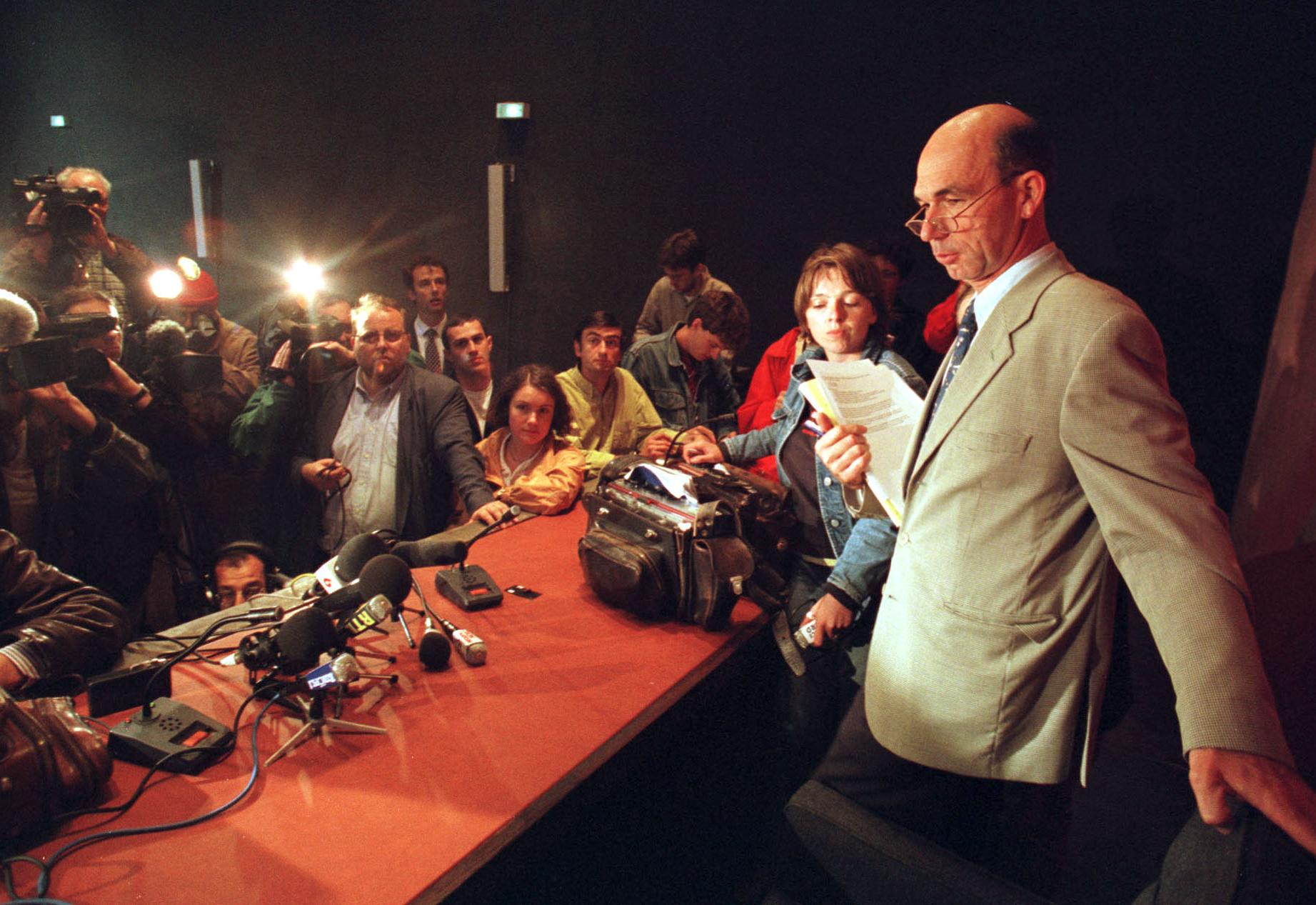 Jean-Philippe Joubert, l\'assistant du procureur de Lille, arrive en conférence de presse pour annoncer la mise en examen de Bruno Roussel dans le cadre de l\'affaire Festina, le 17 juillet 1998.&nbsp;