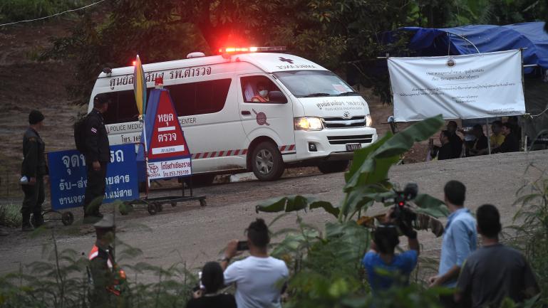 Une ambulance quitte la grotte de&nbsp;Tham Luang, en Thaïlande,&nbsp;où&nbsp;12 jeunes pris au piège depuis quinze jours sont en train d\'être évacués, le 8 juillet 2018.&nbsp;