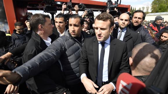 Alexandre Benalla&nbsp;assure la protection d\'Emmanuel Macron lors de la campagne présidentielle, le 26 avril 2017, sur le site de l\'usine&nbsp;Whirlpool&nbsp;à Amiens (Somme).