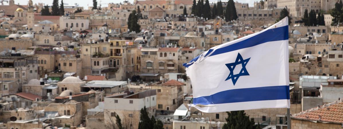 Un drapeau israélien flotte au-dessus de Jérusalem, le 12 février 2018.