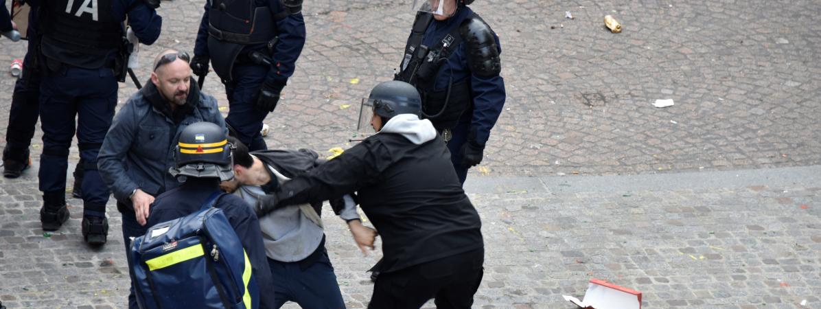 Alexandre Benalla s\'en est pris physiquement à un jeune couple, lors des manifestations du 1er-Mai. Le&nbsp;photographe&nbsp;Naguib Michel Sidhom a immortalisé cet instant clé.