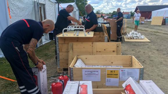 Des pompiers français installent leurs affaires dans le camp de base de Färila, le 24 juillet 2018.