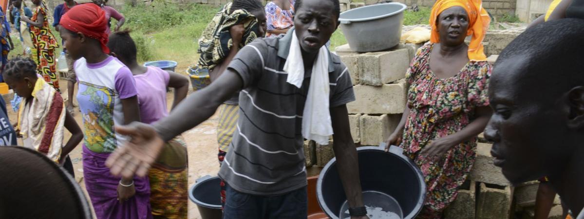 Sénégal La Pénurie Deau Potable à Dakar Fait Des Vagues