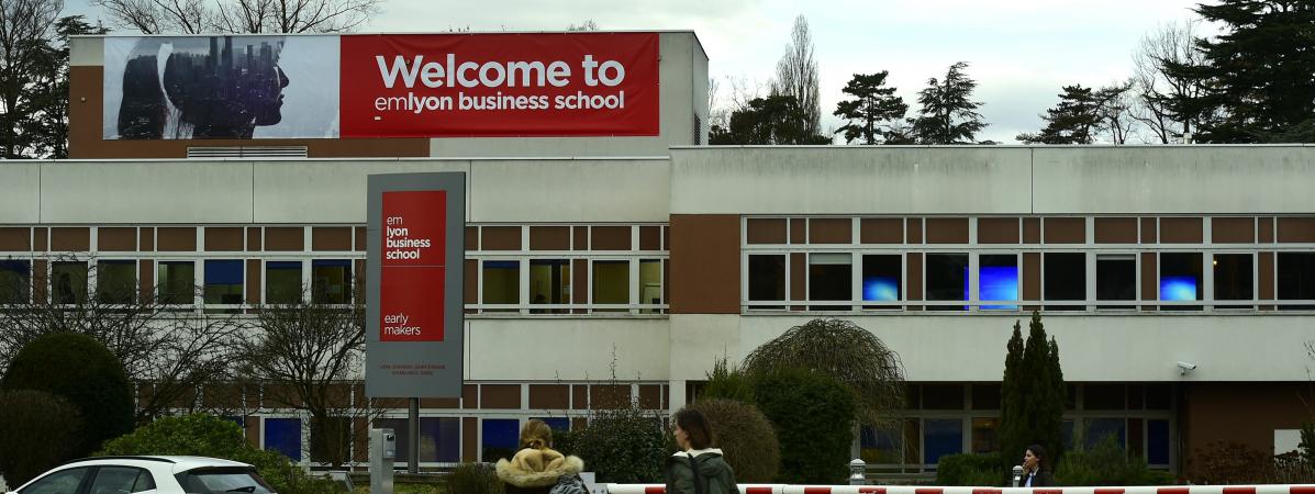 Lyon  des étudiants d'une école de commerce fichaient et notaient