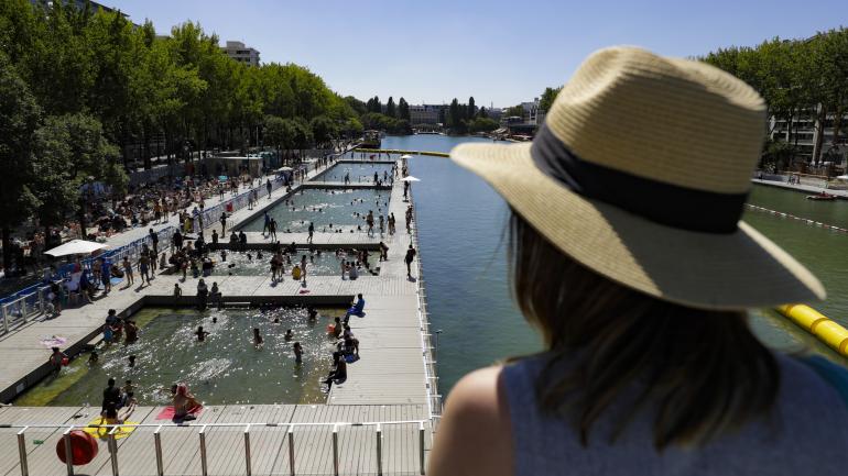 En face du bassin de la Villette, à Paris, le 5 août 2018.