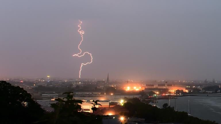 Un orage frappe la ville de Bordeaux, le 30 juin 2018.