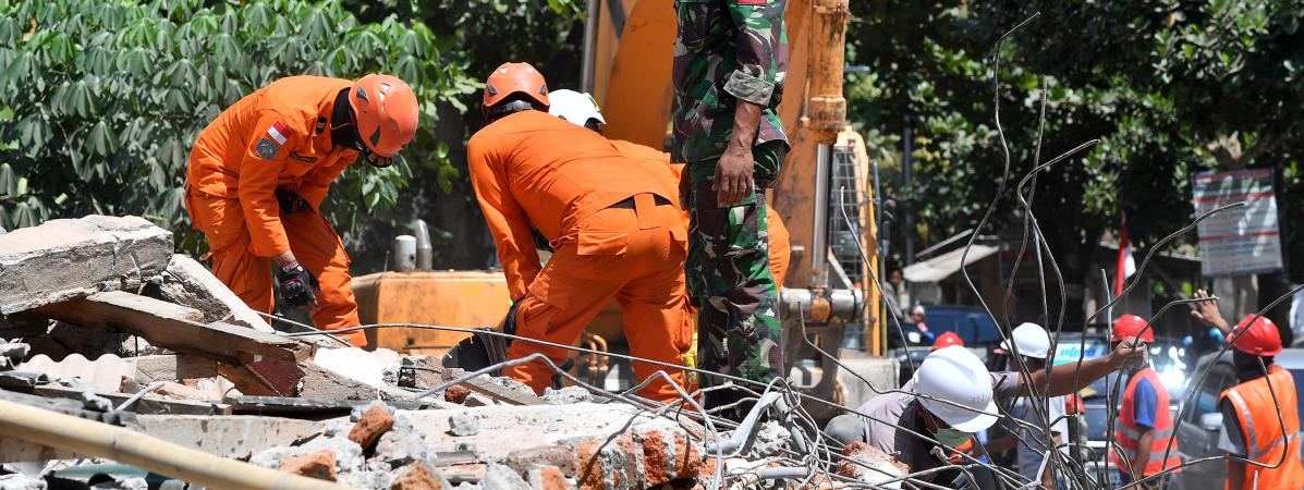 Les secours recherchent des victimes du séisme qui a frappé l\'île&nbsp;de Lombok, en Indonésie, le 9 août 2018.