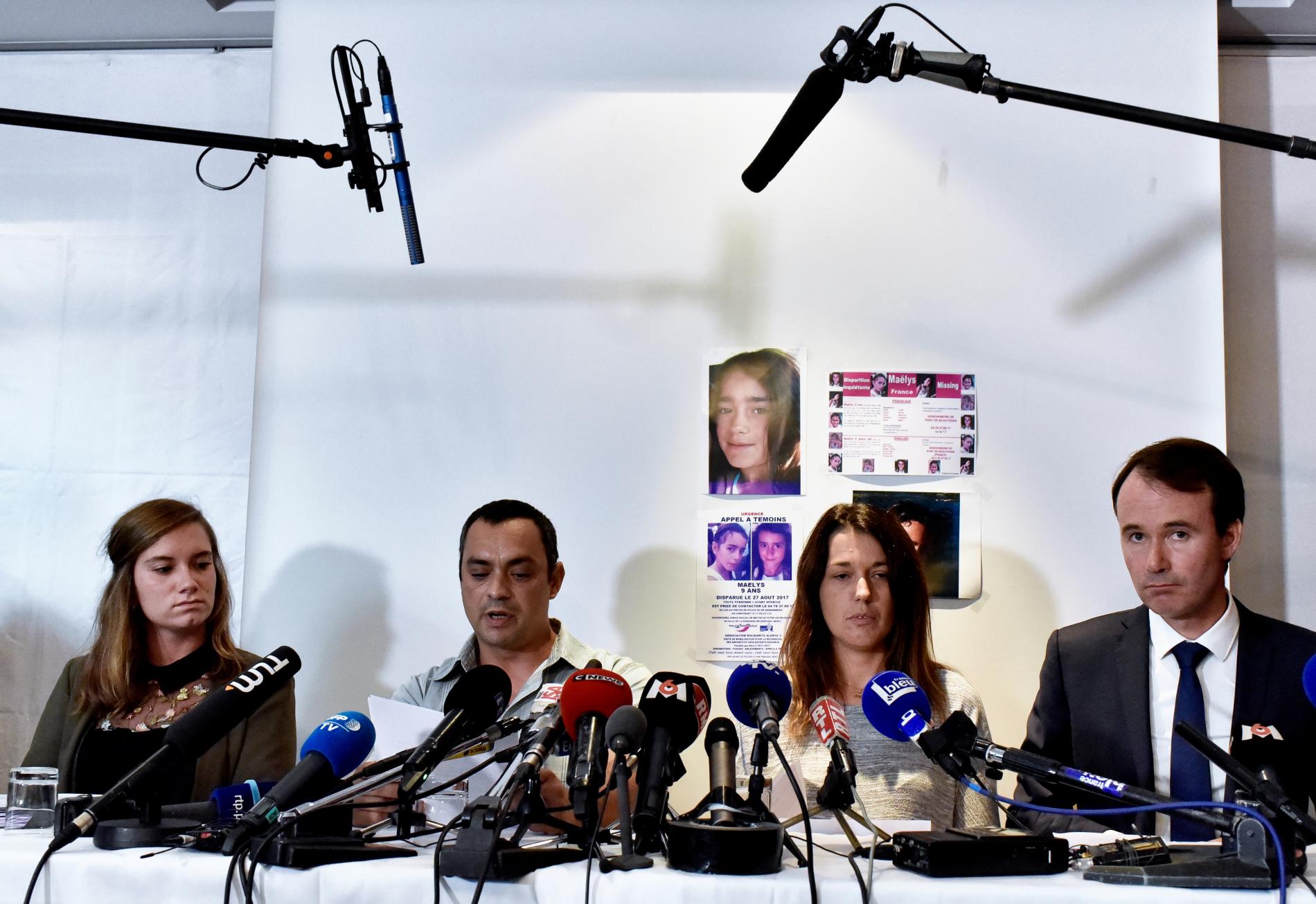 Les parents de Maëlys (au centre), entourés de leurs avocats, Camille Chatelain (à gauche) et Fabien Rajon, le 28 septembre 2017 lors de leur conférence de presse à Villeurbanne (Rhône).