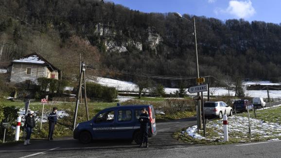 Les gendarmes bloquent la route d\'accès à la zone de recherche des ossements de Maëlys, le 14 février 2018, à Saint-Franc (Savoie).