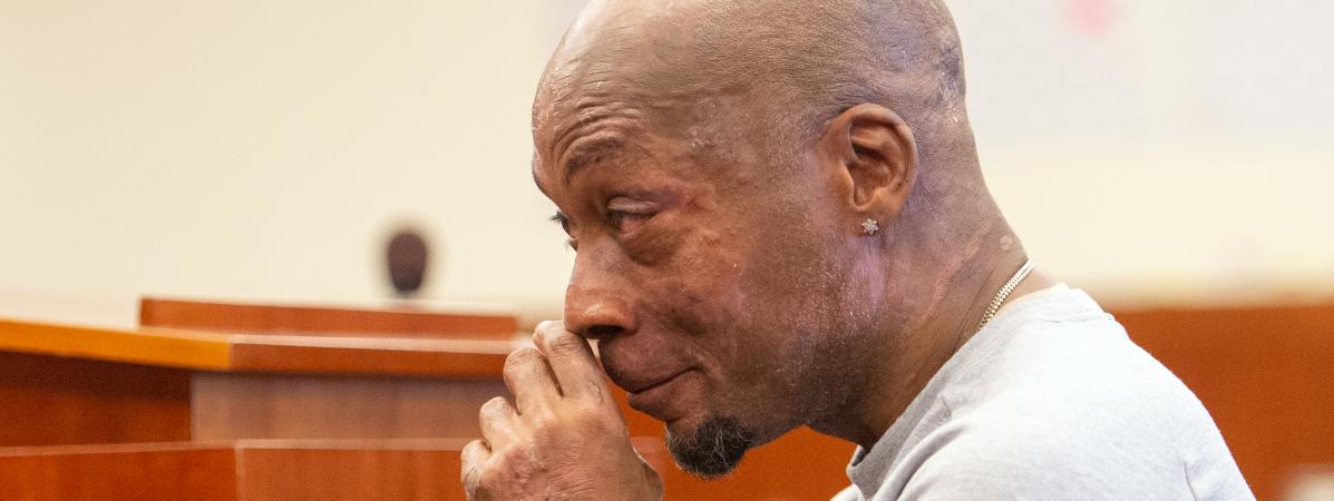 L\'émotion du jardinier, Dewayne Johnson, à l\'énoncé du verdict qui condamne Monsanto pour avoir provoqué son cancer, le 10 août 2018 à San Francisco (Etats-Unis).