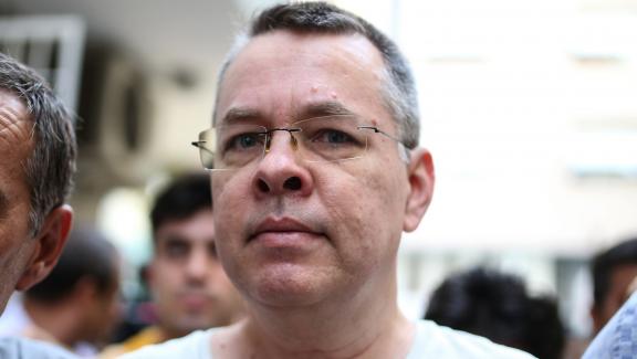 Andrew Brunson escorté par la police turque jusqu'à sa maison à Izmir, en Turquie, le 25 juillet 2018.&nbsp;