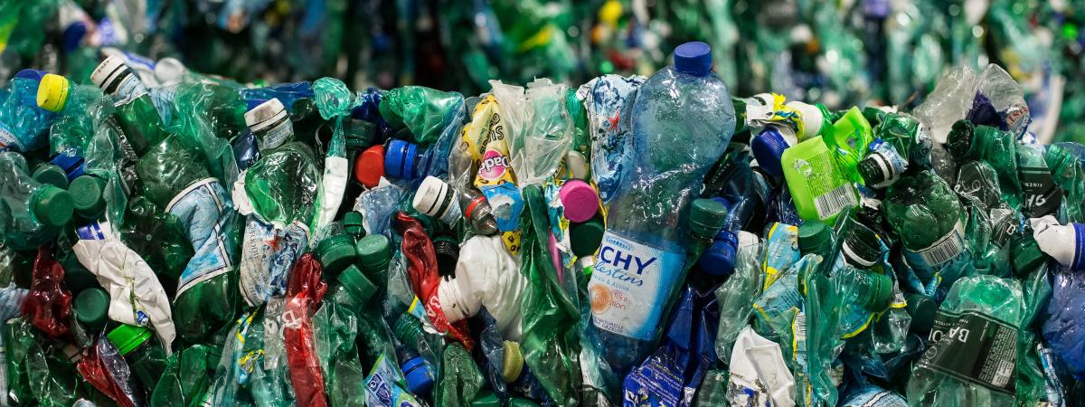 Des bouteilles en plastique destinées au&nbsp;recyclage dans le centre de tri et de valorisation des collectes sélectives des déchets du Syctom, dans le 15e arrondissement de Paris, le 5 mai 2015.