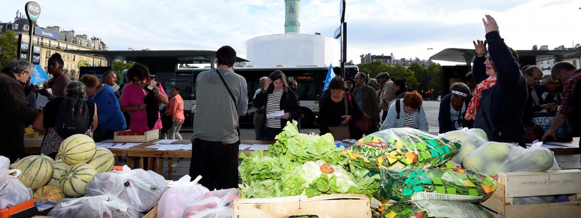 La vente directe de fruits et légumes organisée par le Modef place de la Bastille à Paris, ici en 2017.