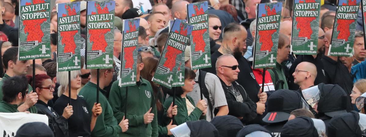 Des manifestants d'extrême droite réclament "l'arrêt des flux migratoires", à Chemnitz (Saxe, Allemagne), le 27 août 2018.