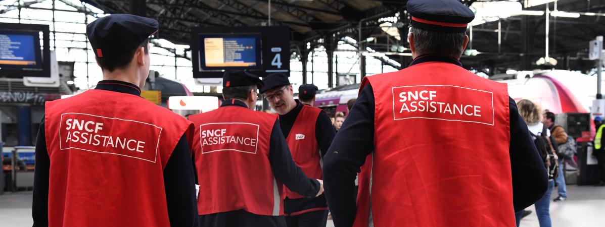 Des agents de la SNCF à la gare Saint-Lazare à Paris, en avril 2018.&nbsp;