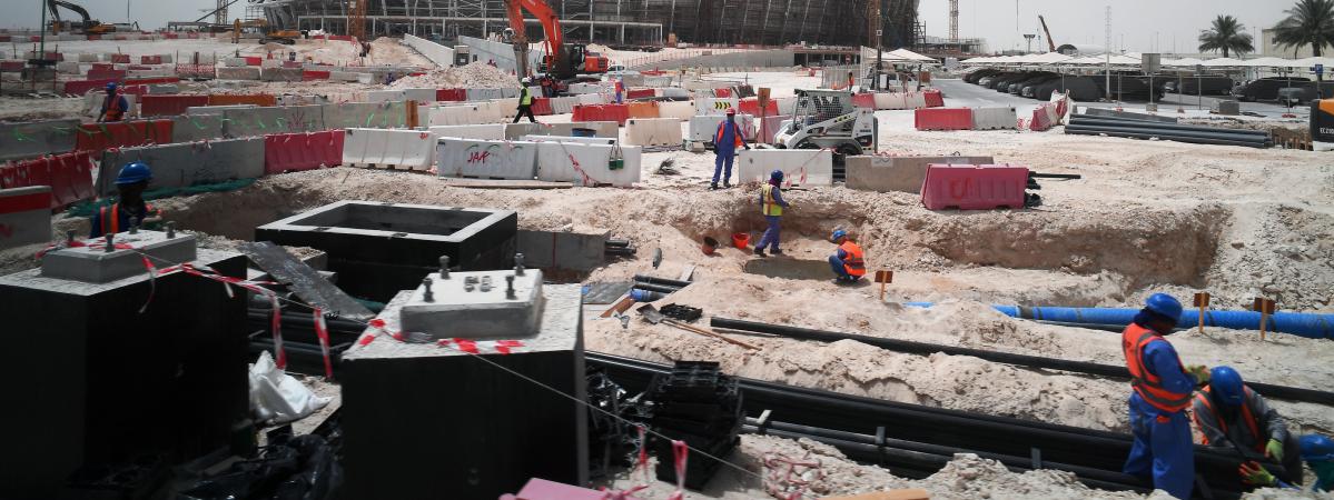 Des ouvriers sur le chantier du stade&nbsp;Al-Wakrah, à Doha (Qatar), en construction pour la Coupe du monde de football organisée en 2022 dans le pays.