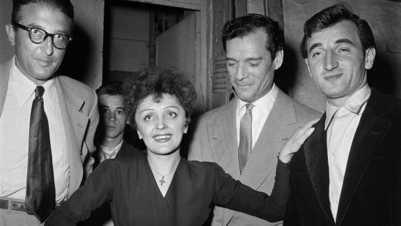 Charles Aznavour (à droite) pose aux côté d\'Edith Piaf, en 1950 à Paris.