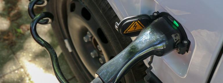 Une voiture électrique en cours de recharge, à&nbsp;Aix-la-Chapelle, en Allemagne.