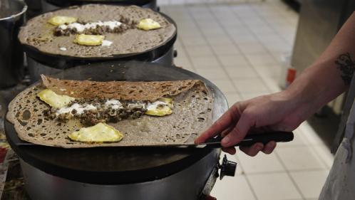 Vous en parlerez aujourd'hui. Une Bretonne de 79 ans décroche un CDI dans une crêperie de Concarneau