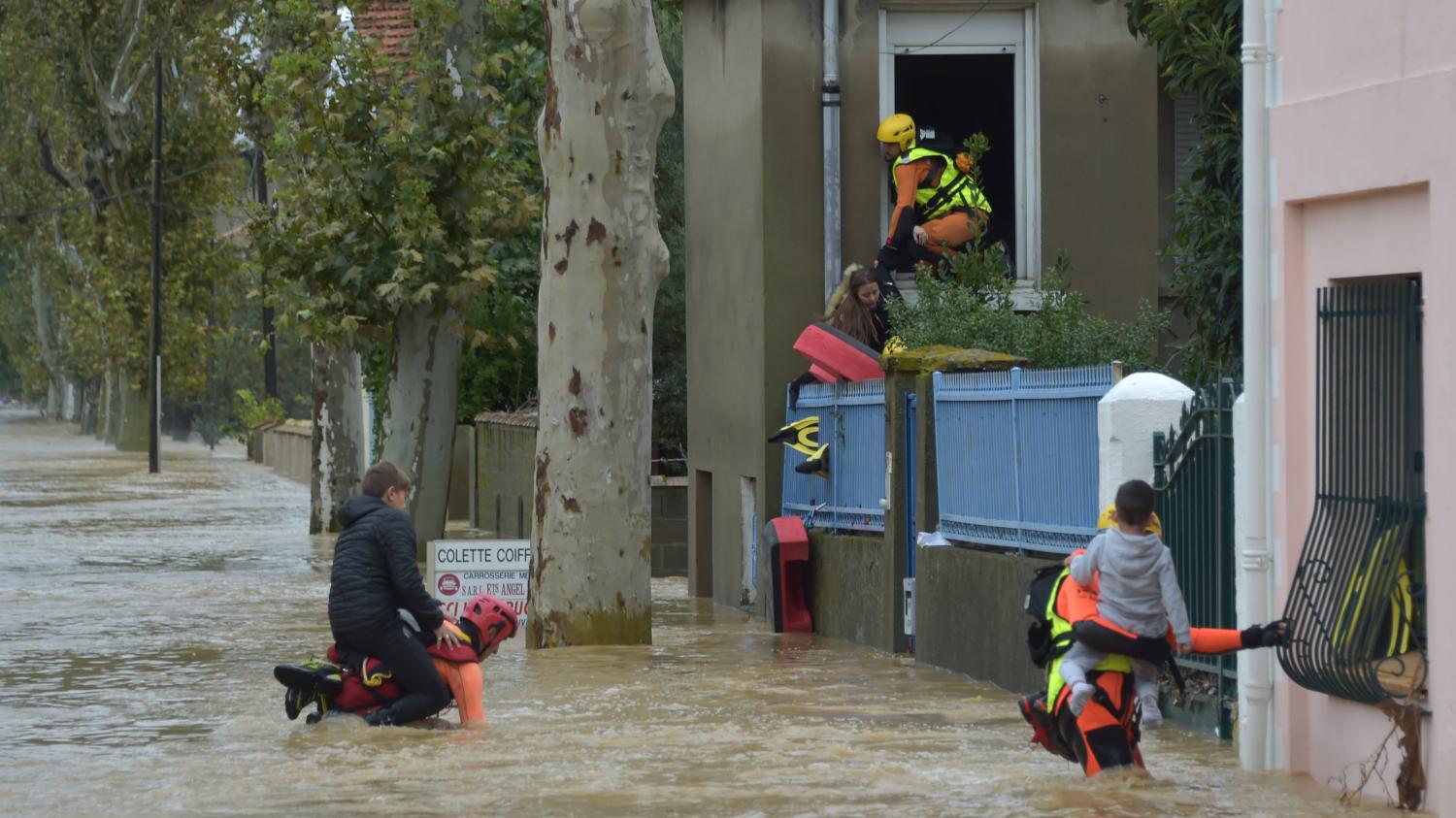 Inondations Dans L'Aube : Les Pompiers Multiplient Les Sauvetages à Trèbes