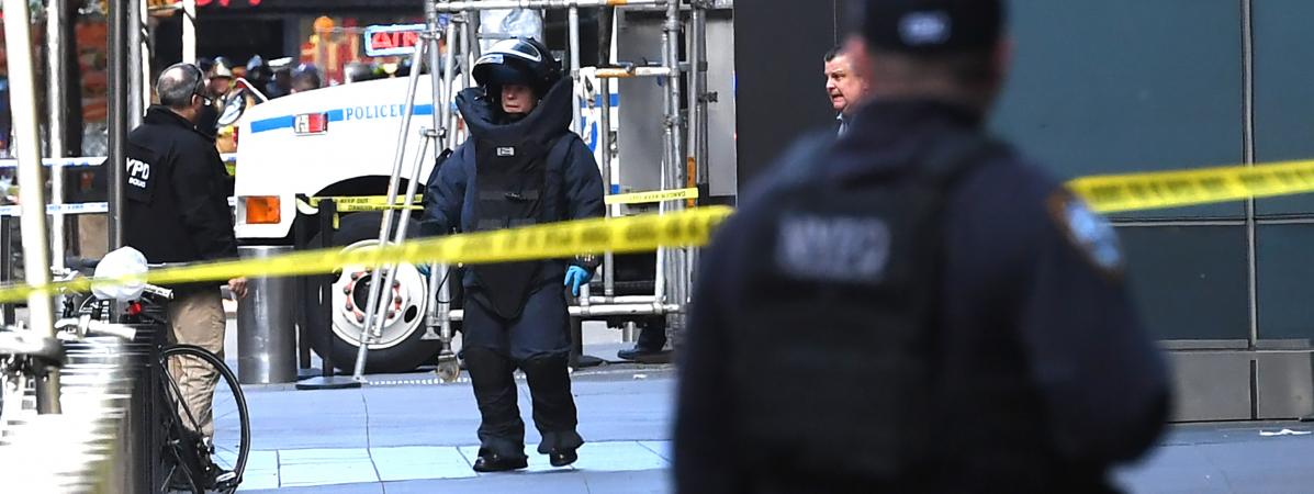 Un dÃ©mineur devant l\'immeuble qui abrite les bureaux de CNN, le 24 octobre 2018 Ã New York (Etats-Unis).