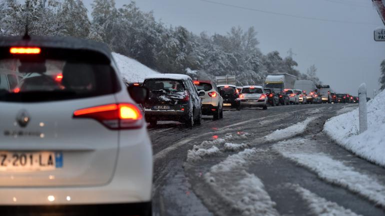 Des voitures bloquées par des chutes de neige dans la Loire, le 29 octobre 2018.