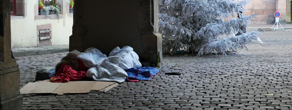 Des sans-abri dorment sur des cartons à Colmar (Haut-Rhin), le 8 décembre 2017.