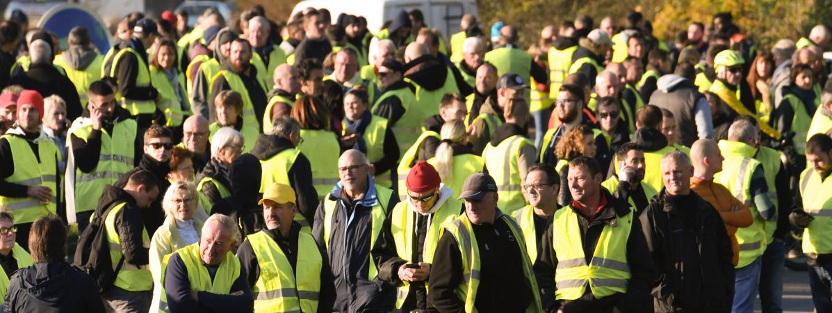 Mobilisation Des Gilets Jaunes Trois Policiers Blessés