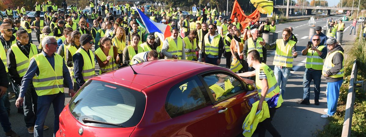 Mobilisation Des Gilets Jaunes Un Mort 400 Blessés Des