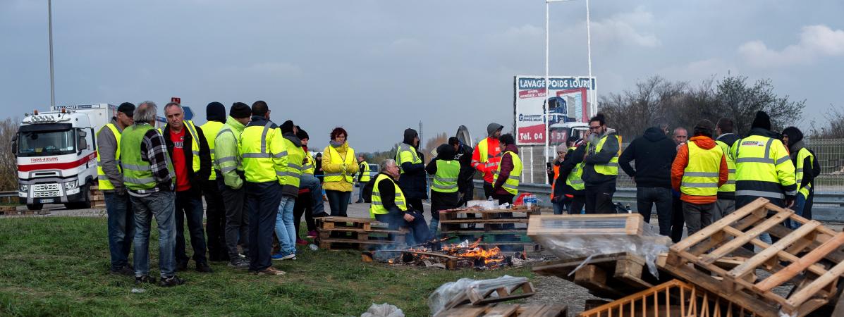 Gilets Jaunes Lautoroute A16 Bloquée Près De Calais