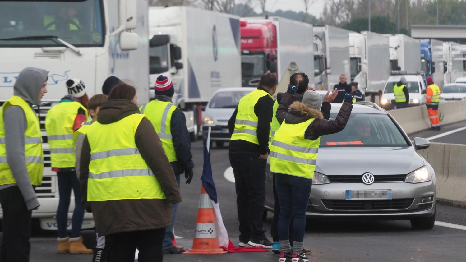 Gilets Jaunes Près De Toulouse Les Routiers Mènent Une