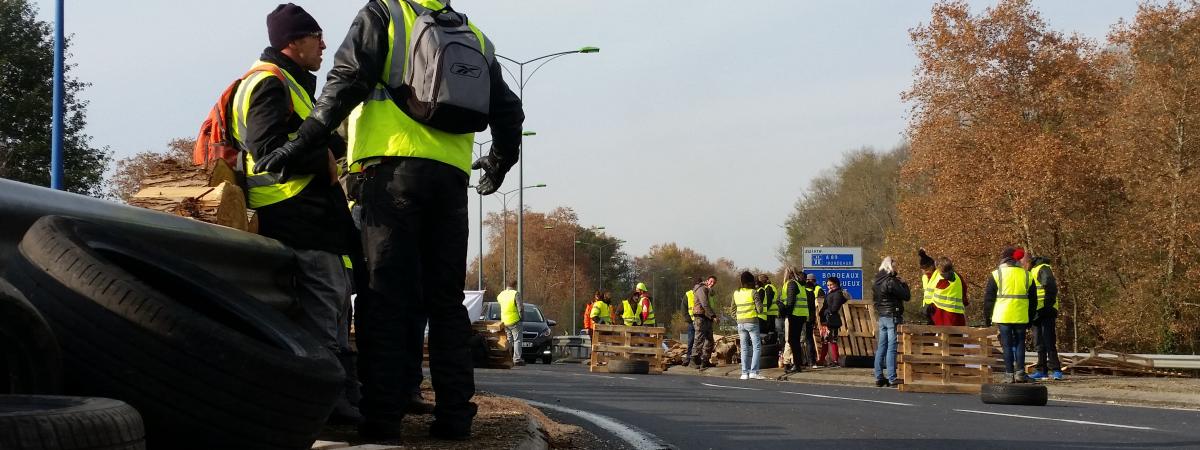 Manche Les Routiers Excédés Bloquent Les Gilets Jaunes