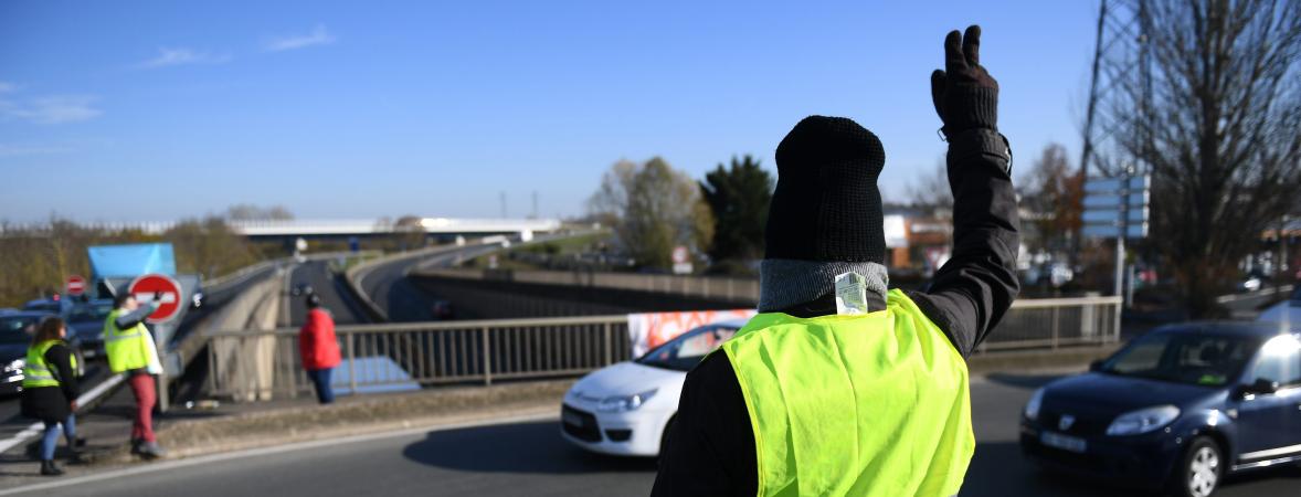 Gilets Jaunes Pro Et Anti Blocages Sont En Train De Se