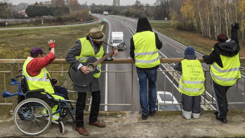 Une mobilisation de gilets jaunes prÃ¨s de Montceau-les-Mines, le 21 novembre 2018.