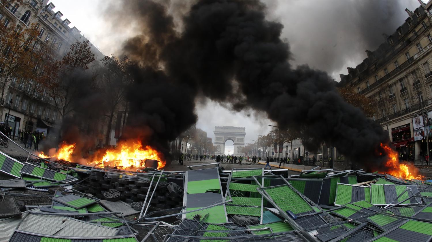 La Violente Manifestation Des Gilets Jaunes à Paris Vue De