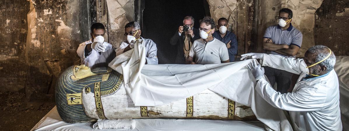 Le ministre des&nbsp;des Antiquités,&nbsp;Khaled al-Anani, examine un sarcophage récemment découvert à Louxor (Egypte), le 24 novembre 2018.