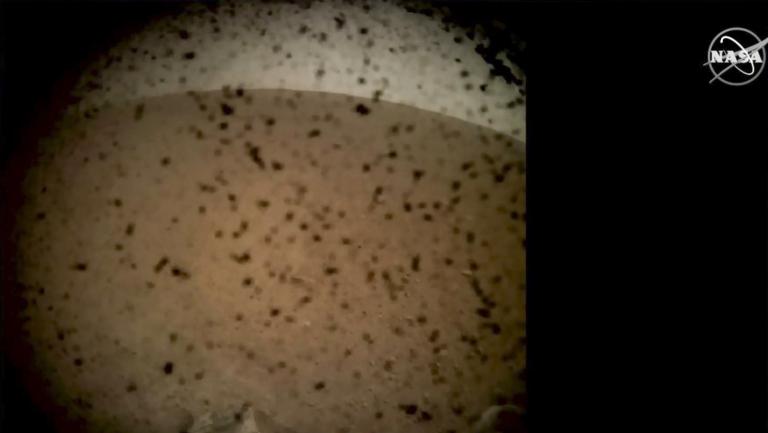 Capture d\'écran de la première photo prise par la sonde InSight après&nbsp;son atterrissage, le 26 novembre 2018.