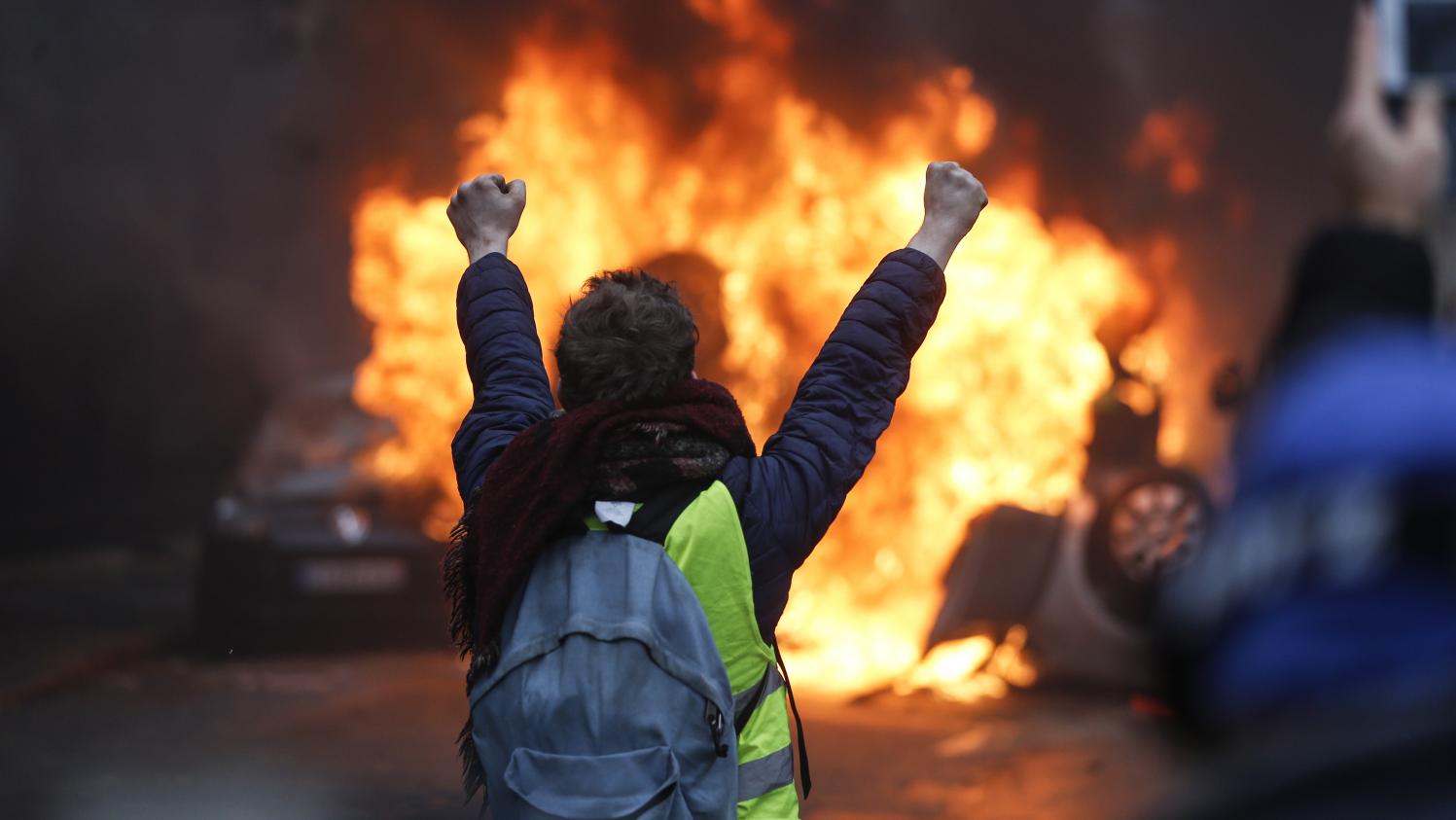 En Images Voitures Brûlées Arc De Triomphe Tagué Magasins