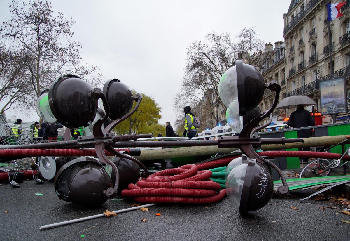 EN IMAGES. Voitures brûlées, Arc de triomphe tagué, magasins attaqués