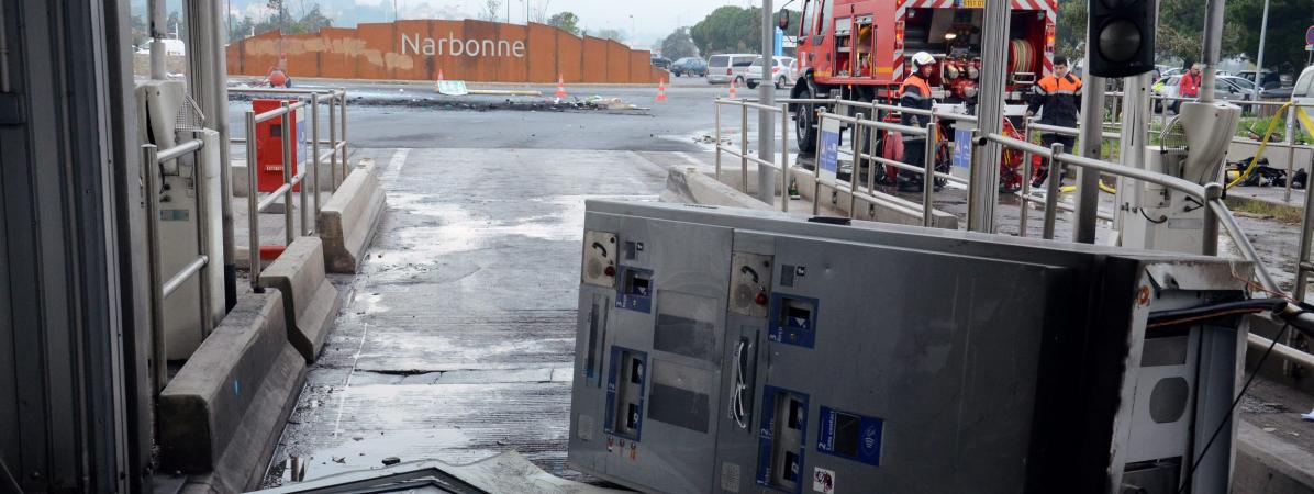 Gilets Jaunes Des Locaux De Gendarmerie Et Une Barrière