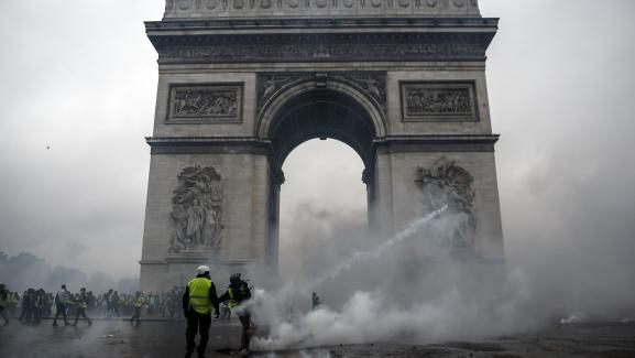 Dégradations De Larc De Triomphe émotion Au Sommet De Letat